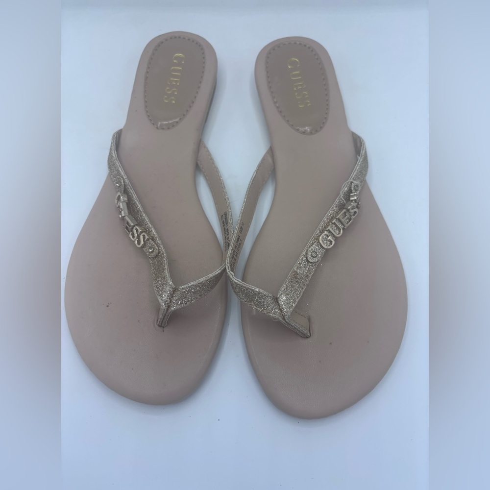 GUESS Glitter Logo Thong Sandals – Nude/Taupe